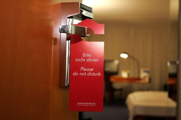 „Bitte nicht stören“ im Hotelzimmer