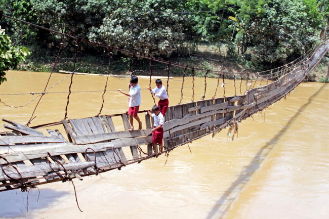 Schwer beschädigte Brücke in Lebak, Indonesien