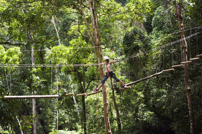 Überquerung einer Hängebrücke im Regenwald