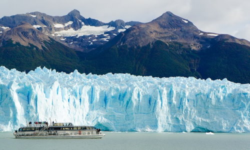 Ausflugsboot vor der Gletscherkante