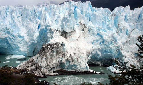 Der Gletscher versperrt den See